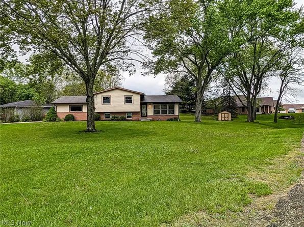 1101 Chaparrel Rd SW, Hartville, OH 44632