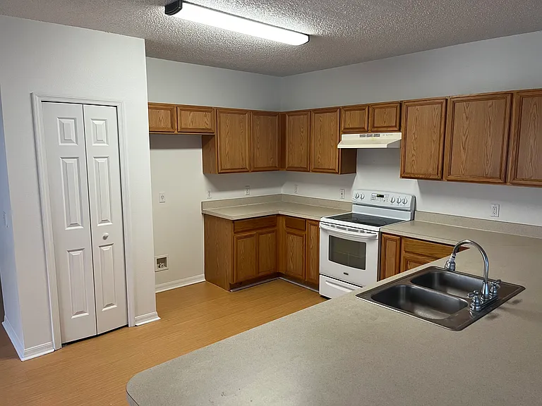 540 Brighton Ct — Photo 40