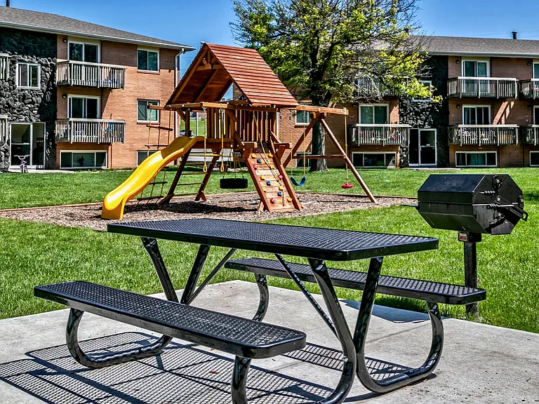 Oak Creek Apartments — Photo 6