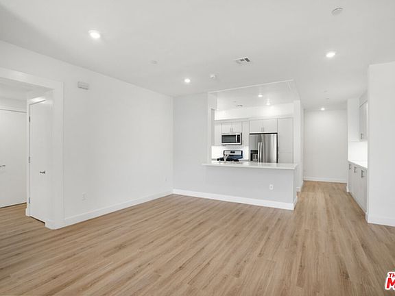 5th image of 1832 S Barrington Ave #302