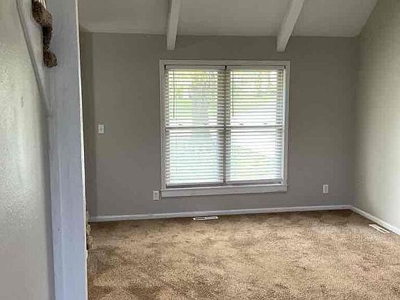4th image of 916 Valley Woods Dr