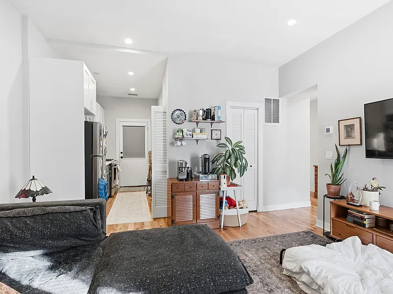 920 W Oakdale — Photo 22