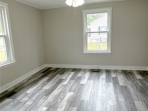 5th image of 209 Combs St