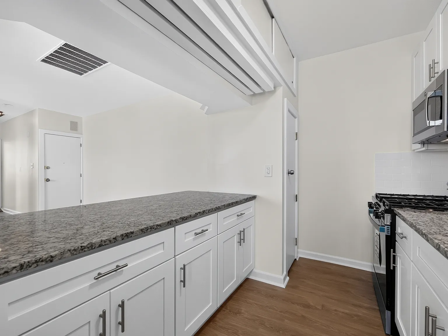 2 bed, 800 sqft, $1,350 — Photo 4