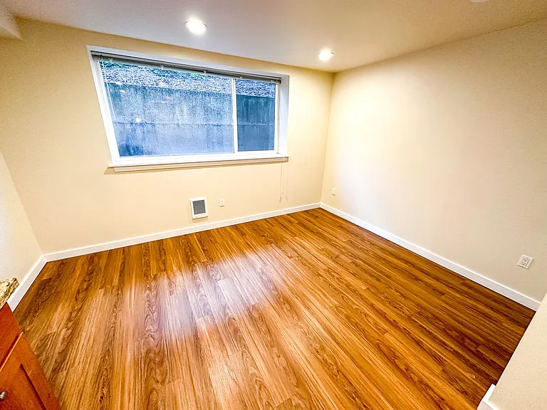 515 East Denny Apartments — Photo 15