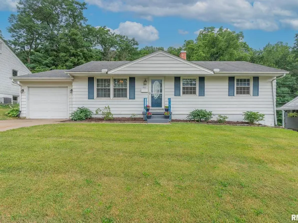 911 Cimarron Dr, Davenport, IA 52804