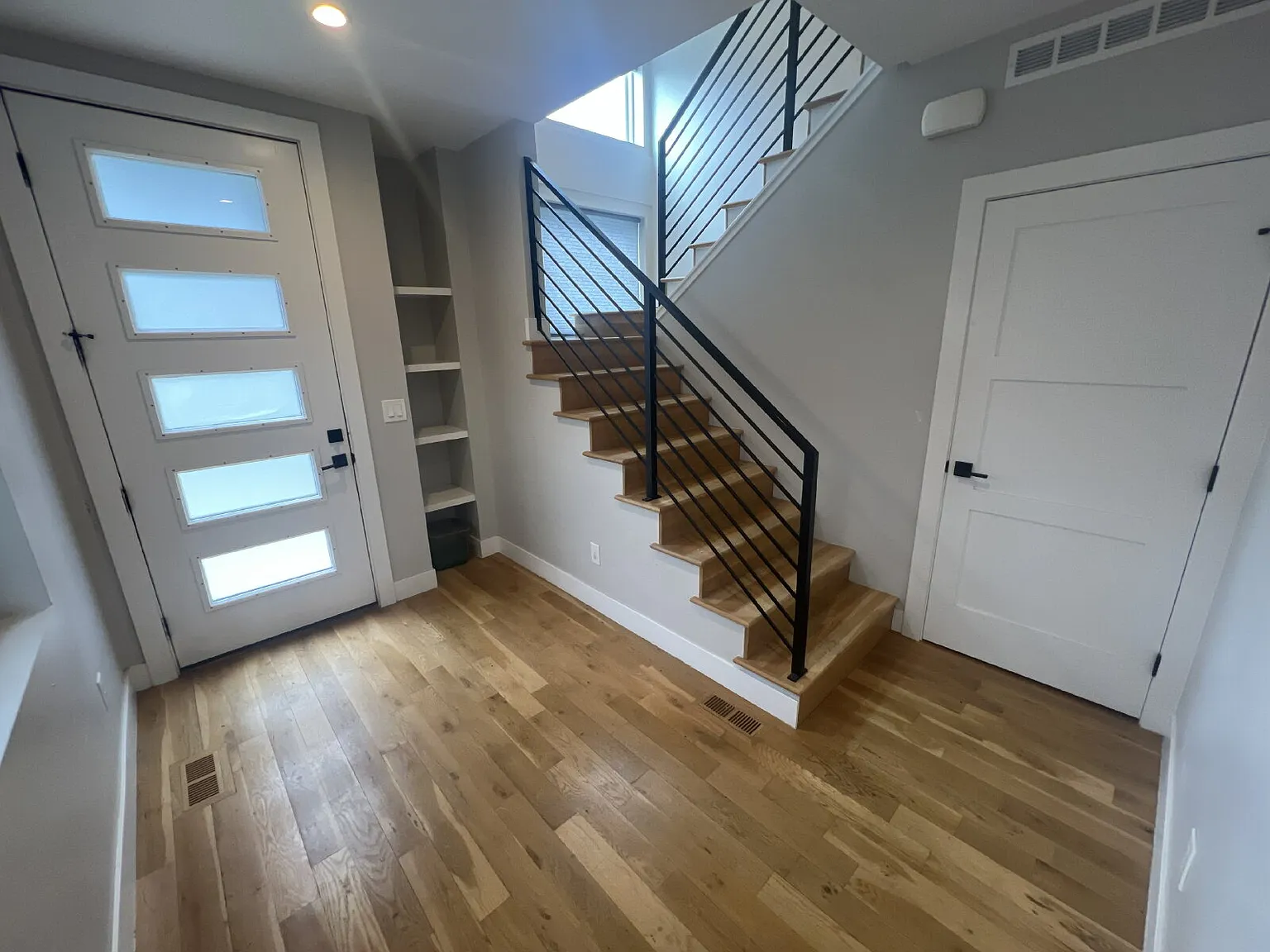 Beautiful 1 bedroom Townhome w/ a 2nd Loft bedroom, 2.5 bathrooms, and private rooftop patio! — Photo 3