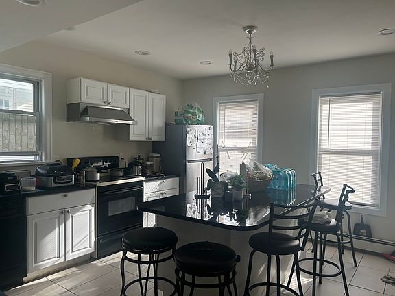 4th image of 105 Spruce St