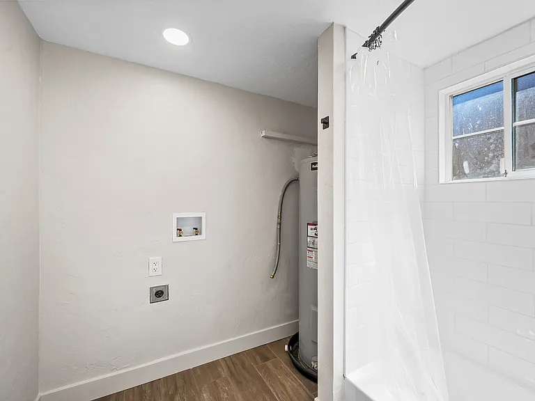 750 W 1st St — Photo 23