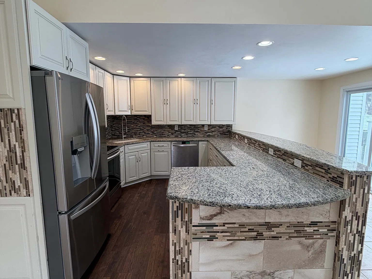 2 bed, 1024 sqft, $2,400 — Photo 2