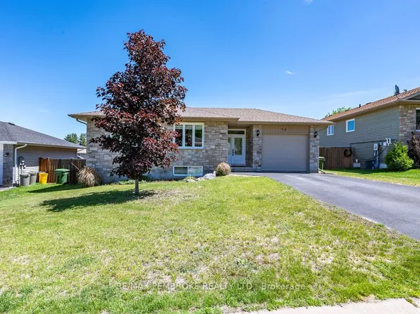 74 Oak Ave, Petawawa, ON K8H 0B5