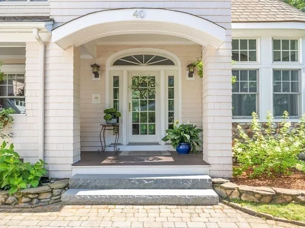 40 Canoe Club Ln, Pembroke, MA 02359