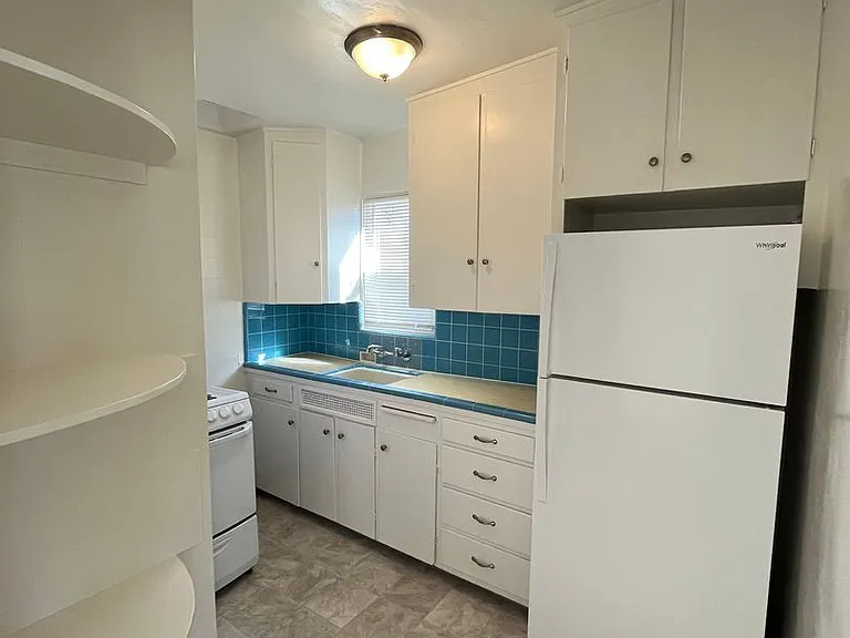 807 Jamaica Ct — Photo 4