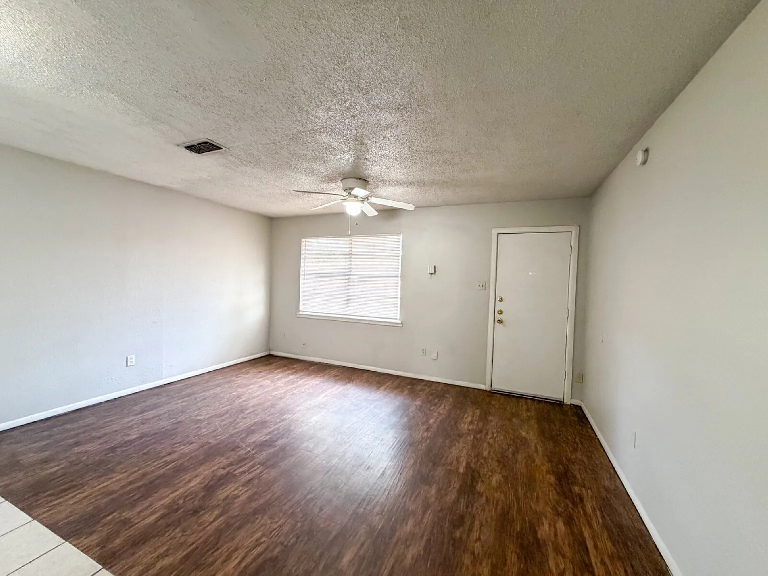 3 bed, 2.0 bath, 1096 sqft, $1,250 — Photo 3