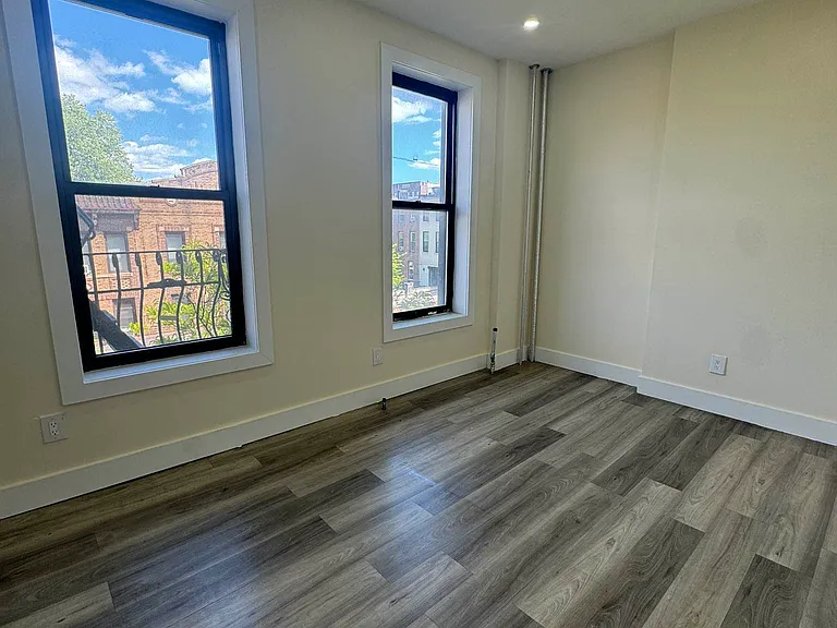 24 Rogers Ave #3H — Photo 2