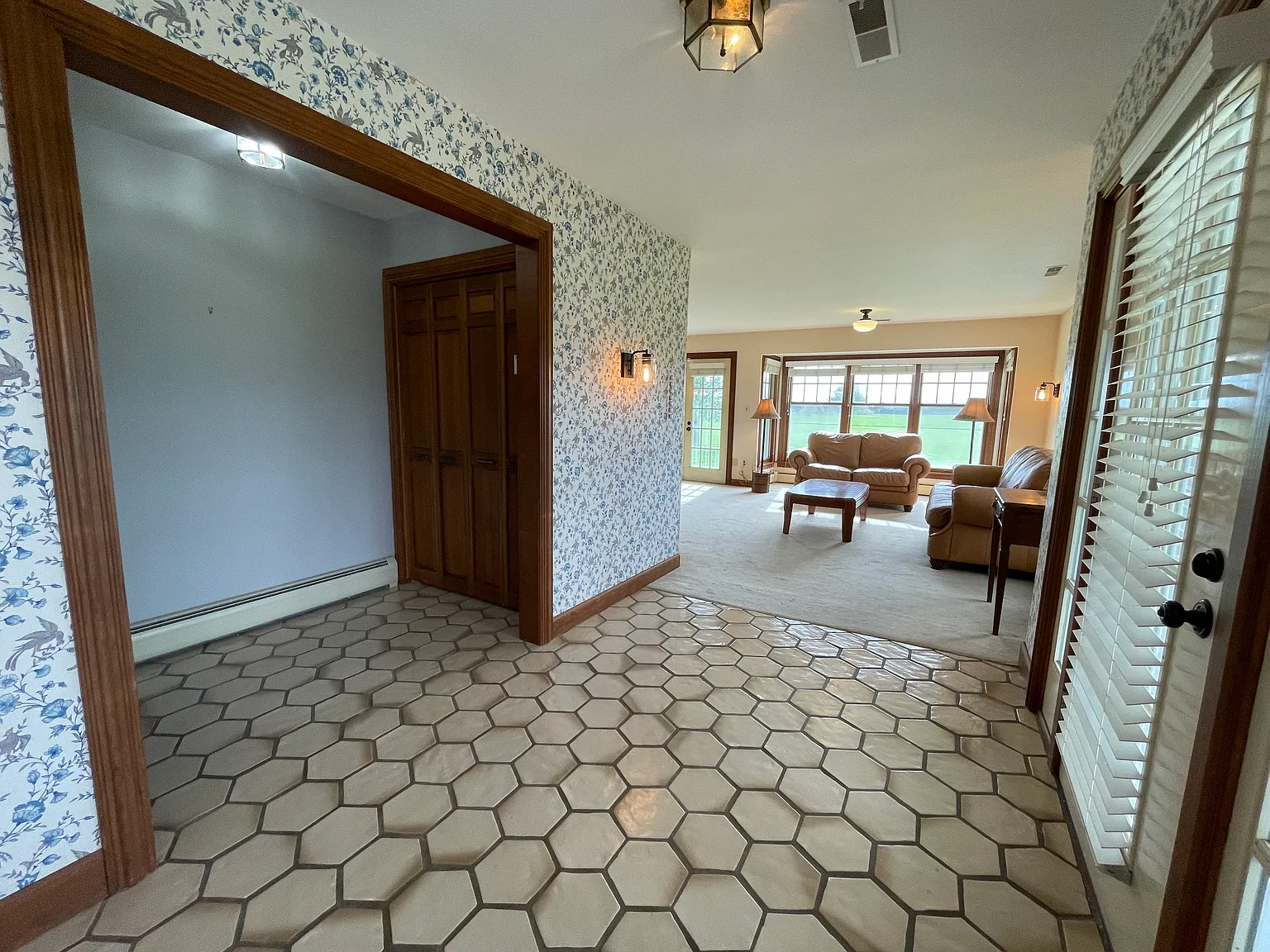 3 bed, 2586 sqft, $3,554 — Photo 4