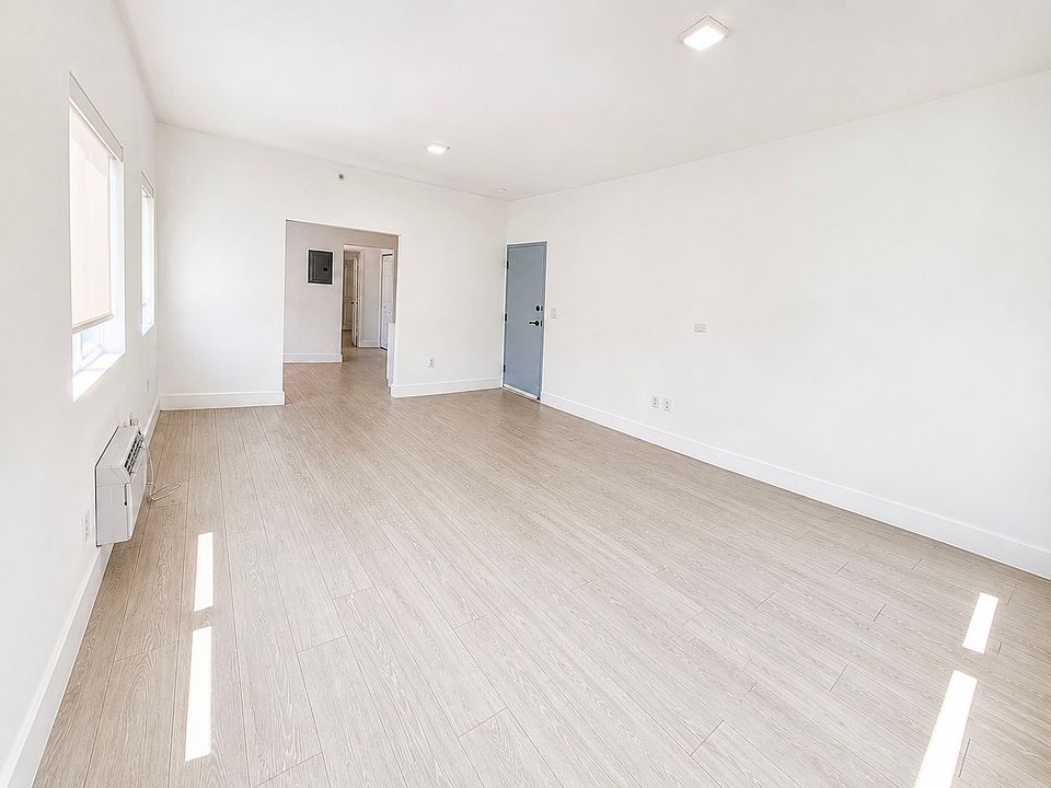 1st image of 6918 Bay Dr #14