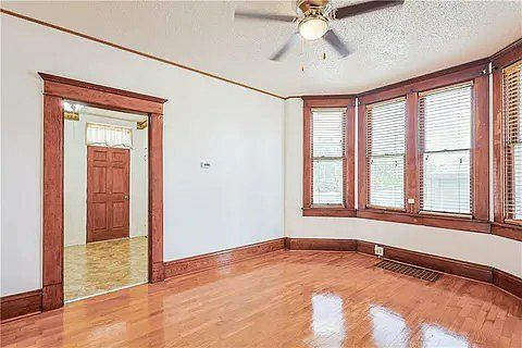 5th image of 619 Hamburg Ave