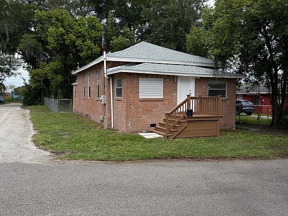 2nd image of 252 Claude St