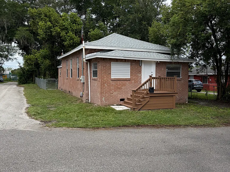 252 Claude St — Photo 2