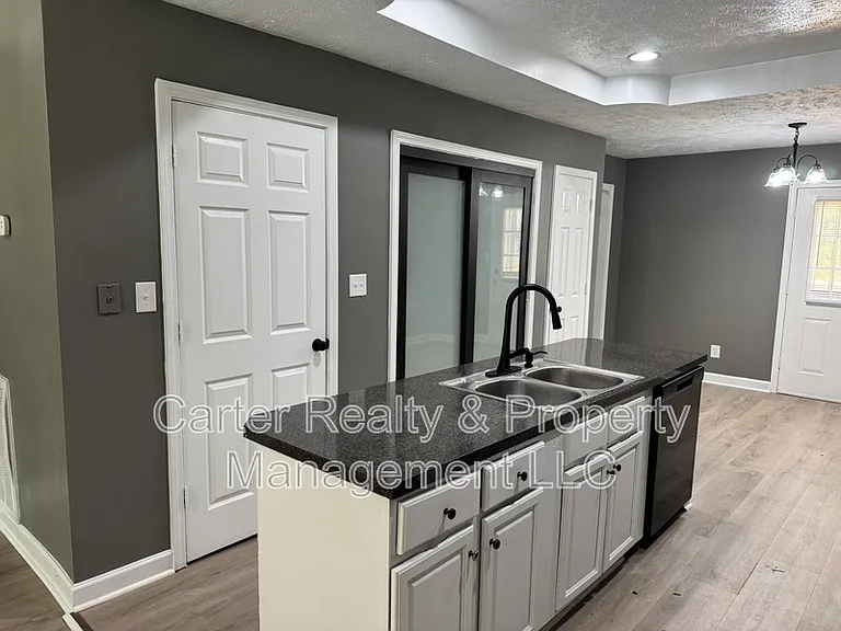 1812 Glade St — Photo 3