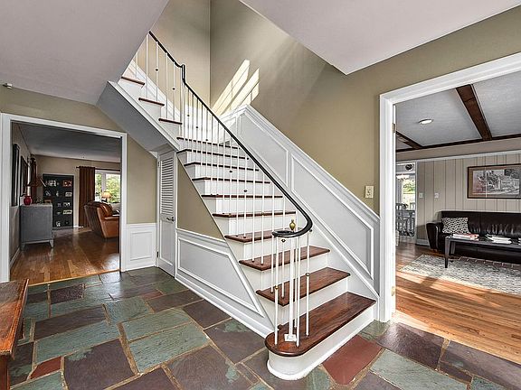 4th image of 398 Tanglewood Ln