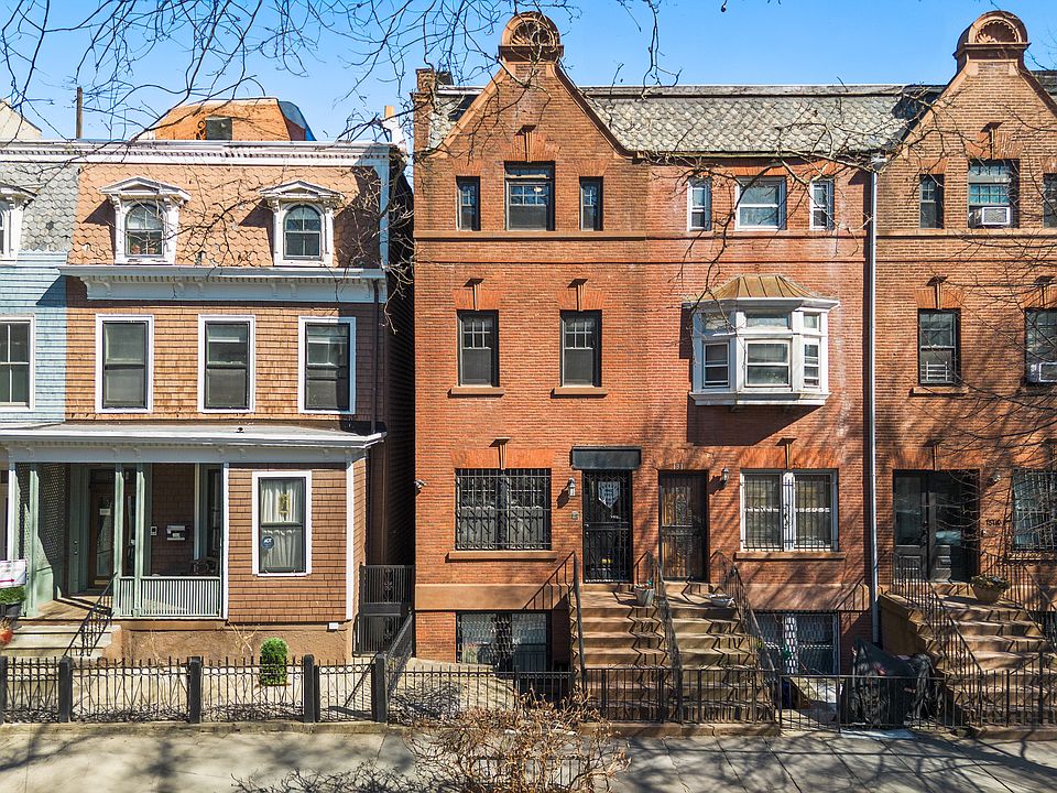 1st image of 129 Cambridge Pl #1