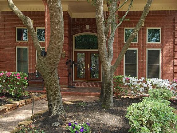 2nd image of 3210 Lake Oak Dr