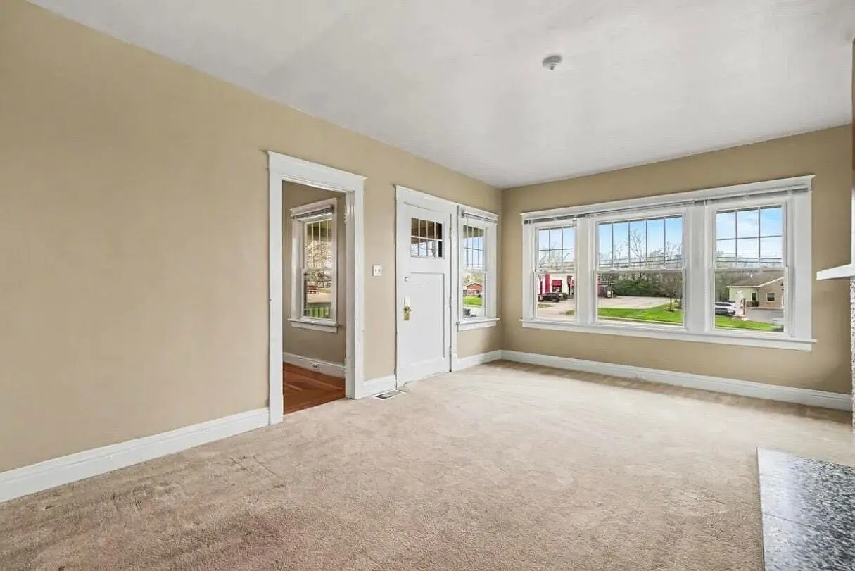 3 bed, 1.0 bath, 1698 sqft, $1,900 — Photo 2