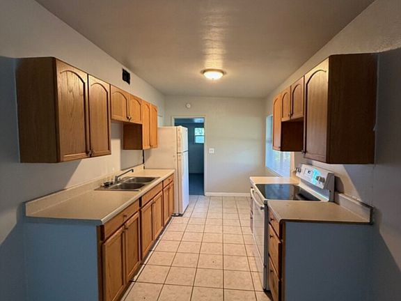 4th image of 172 Country Club Cir
