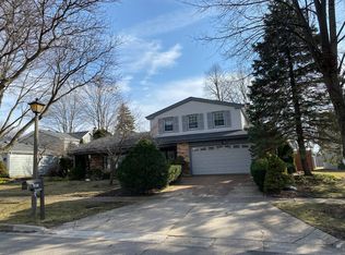 525 Sandy Ln, Libertyville, IL