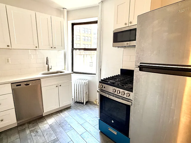 367 W 35th St #15 — Photo 2