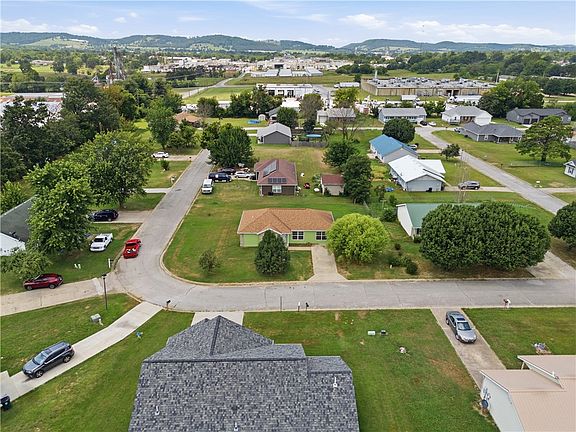 3rd image of 304 Estates Dr