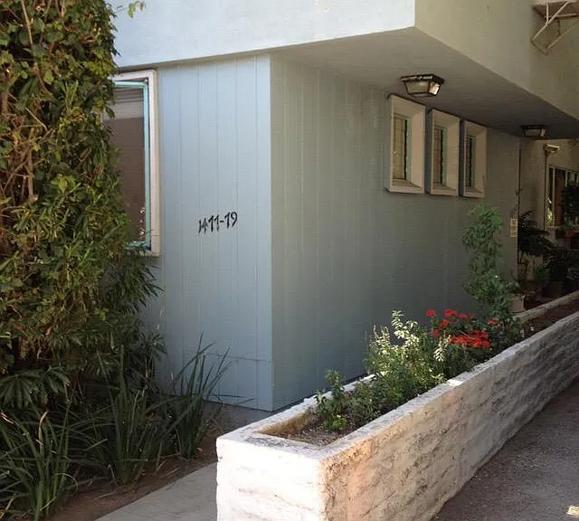 1479 N Havenhurst Dr #4 — Photo 7