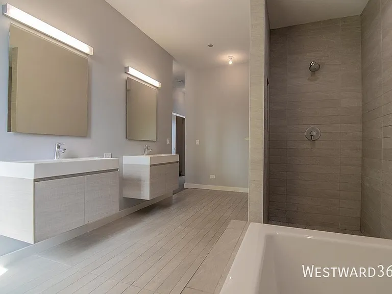 2651 N Hamlin Ave #20 — Photo 10