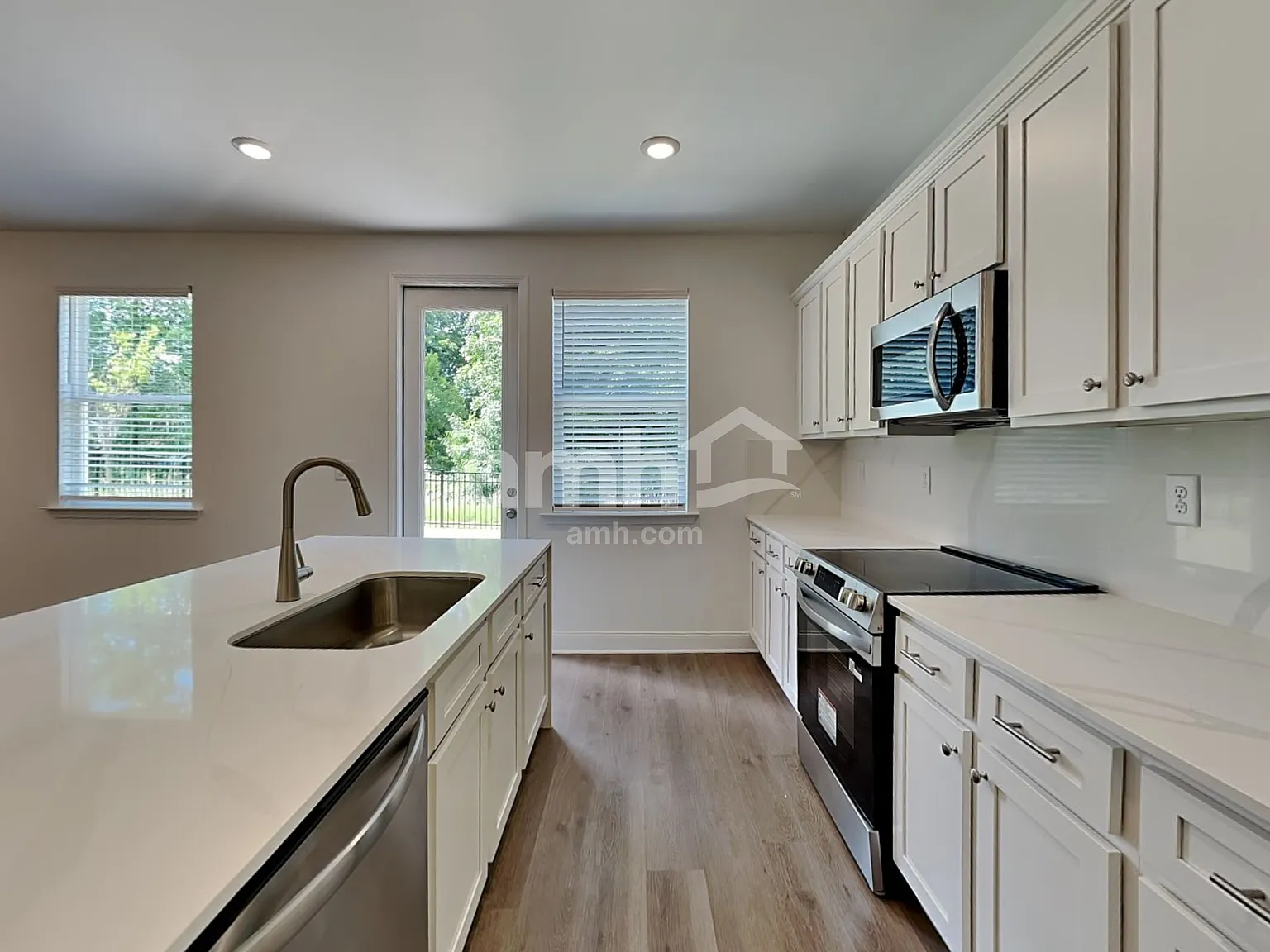 4 bed, 2.5 bath, 2068 sqft, $2,470 — Photo 4
