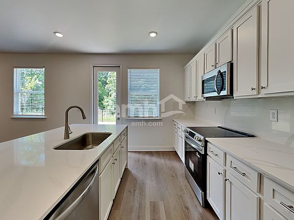 4th image of 930 Carnelian Ln