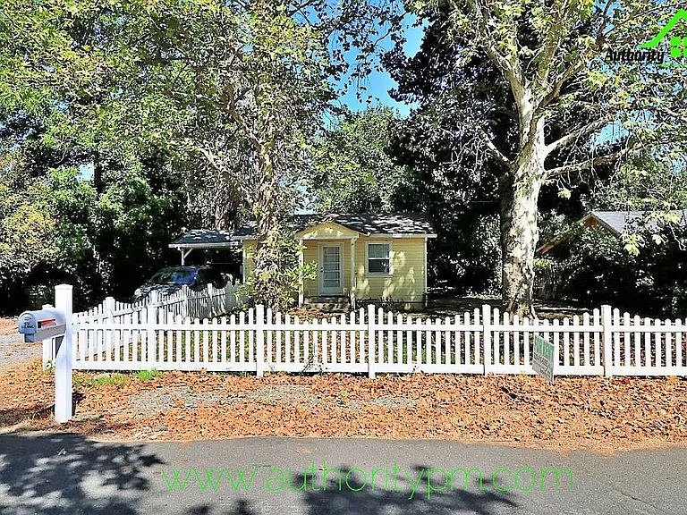 5401 Rosswood Ln — Photo 2