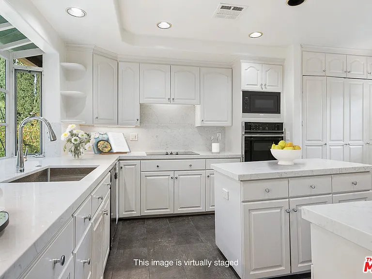 4645 Petit Ave — Photo 8