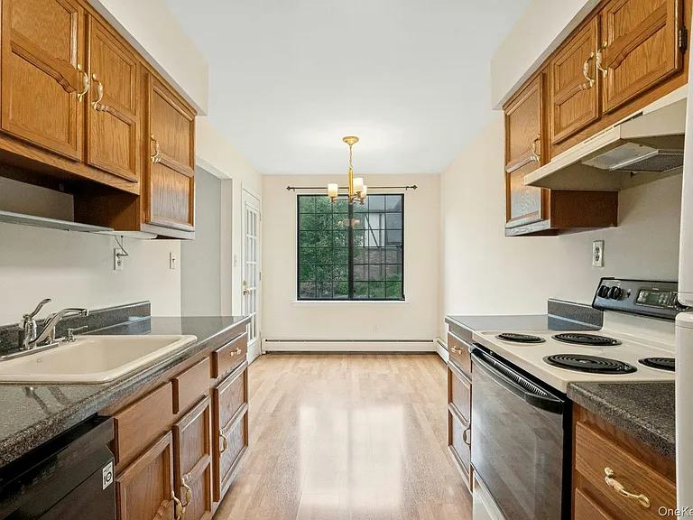 8 Foxwood Dr #4 — Photo 6
