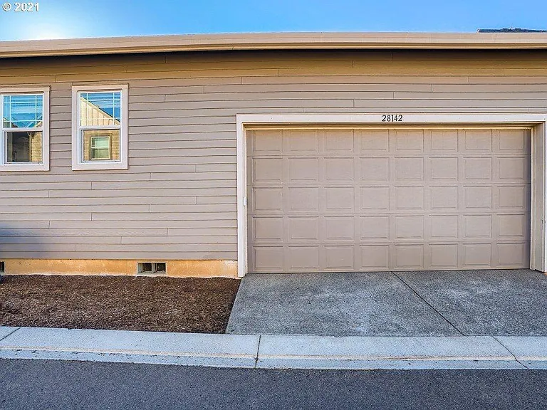 28142 SW Iceland Ave — Photo 17
