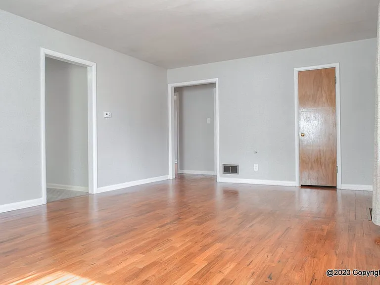 2622 Tremont St — Photo 10
