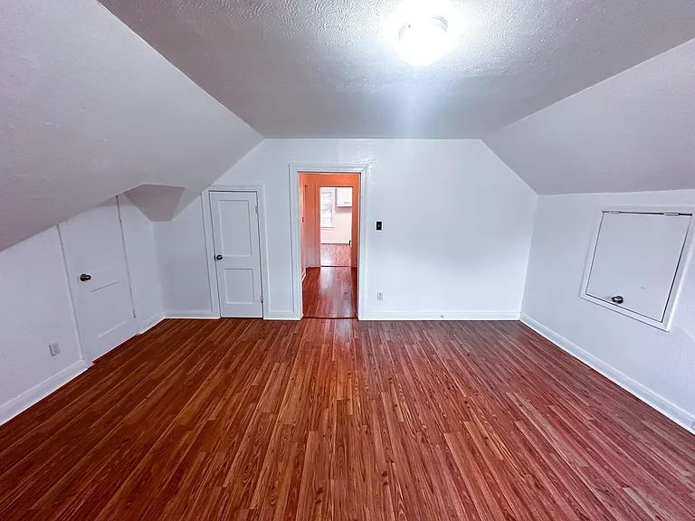 1142 Lyle St — Photo 9