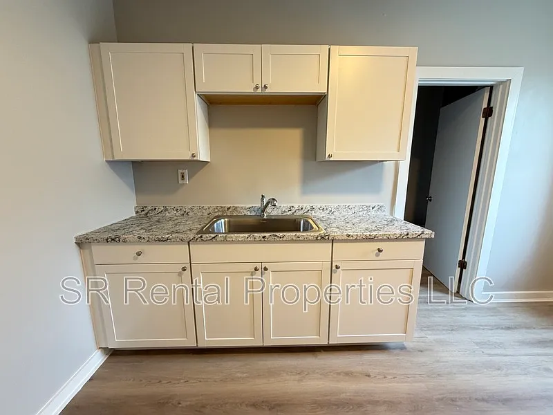 2 bed, 1.0 bath, 780 sqft, $850 — Photo 2