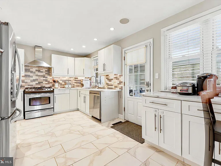 1646 Surrey Ln — Photo 4