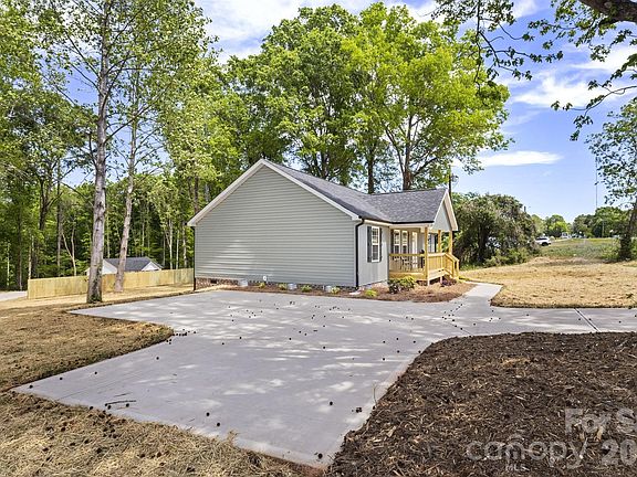 3rd image of 320 Sharon Rd