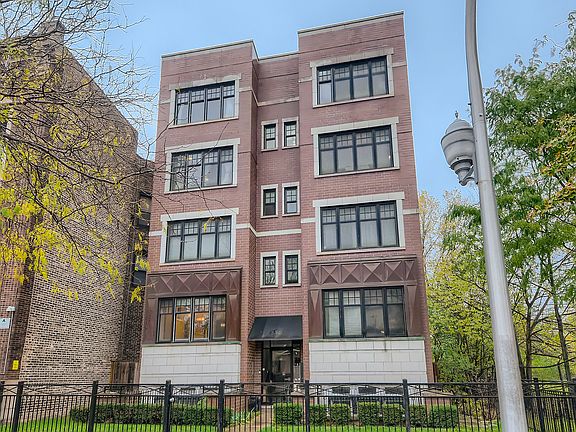 3rd image of 558 E Oakwood Blvd Unit 1W