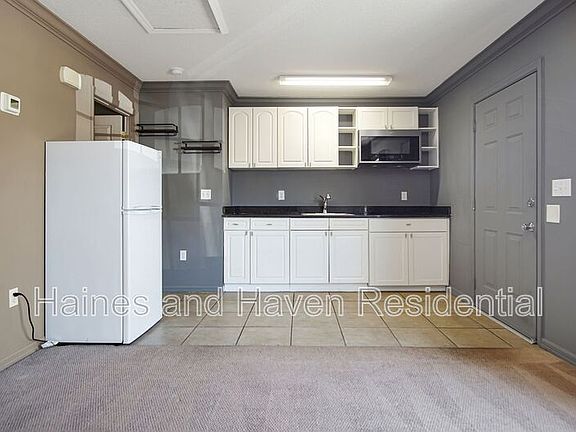 4th image of 2326 Fan Palm Dr