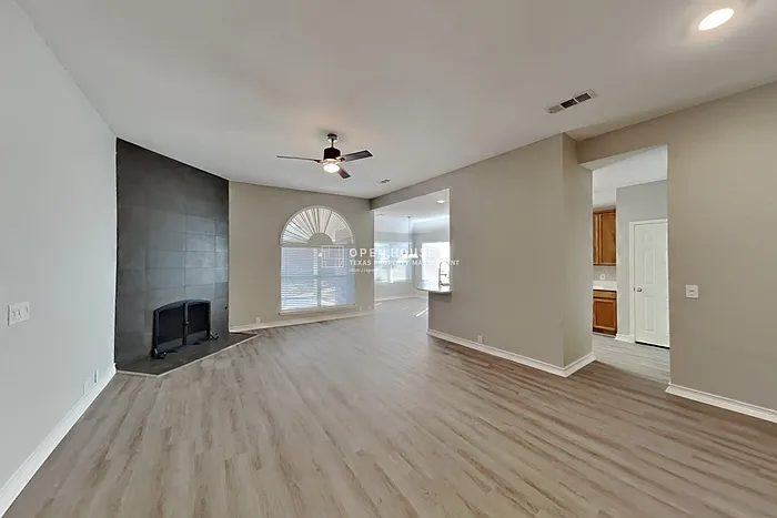 3 bed, 2.0 bath, 1716 sqft, $2,300 — Photo 4