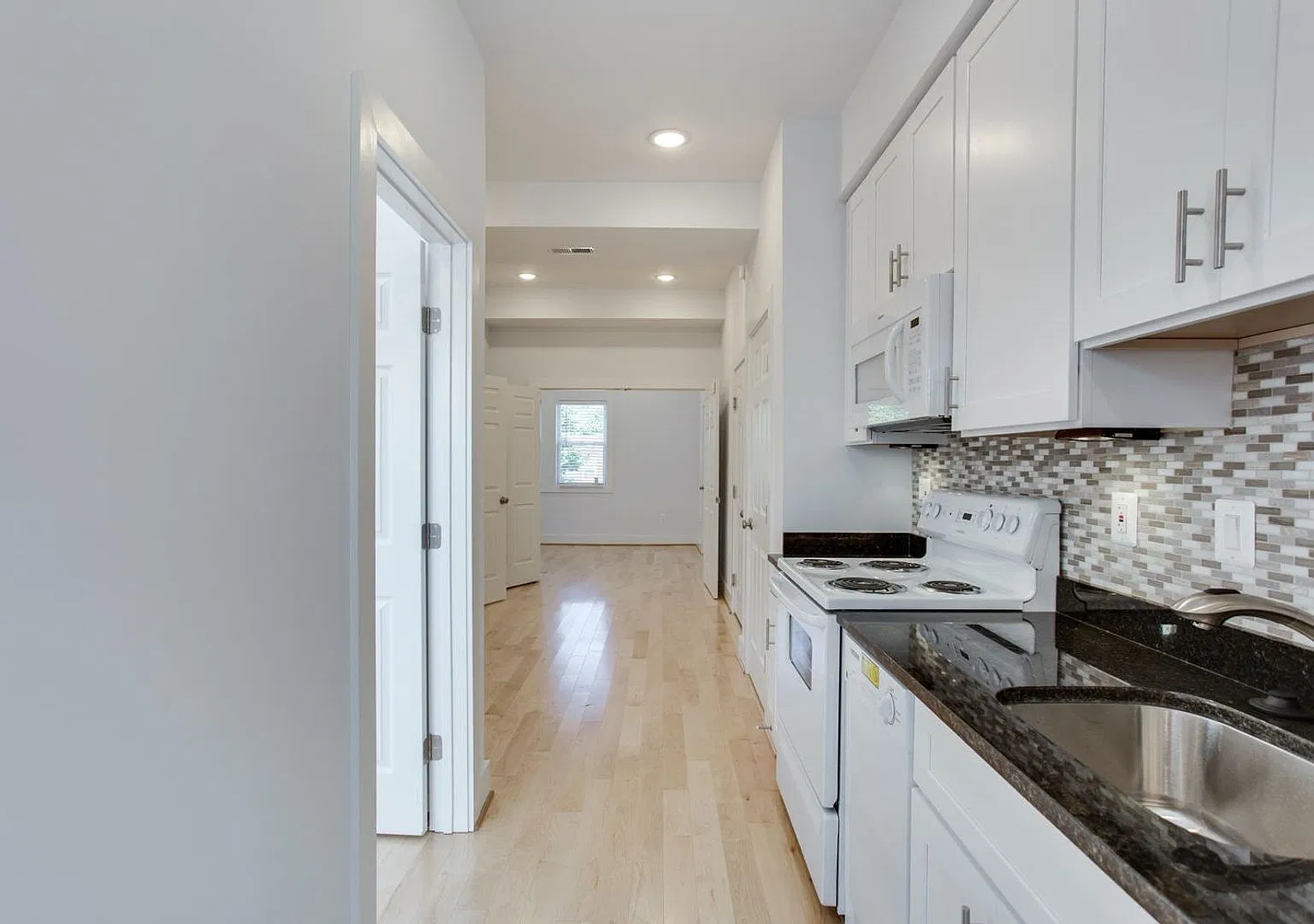 The Danielle Condominums — Photo 2